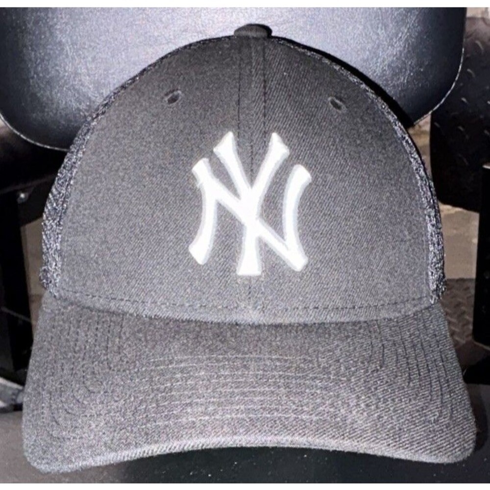 New York Yankees New Era 39THIRTY Hat -Black Stretch Fit Mesh Cap - Size S/M